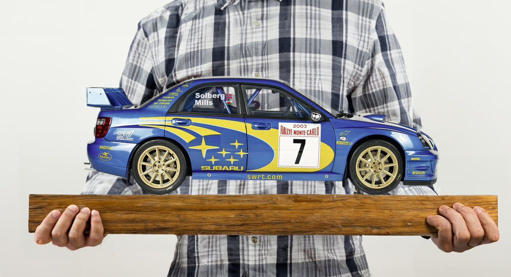 IXO Collections Modello In Scala 1:8 Subaru Impreza WRC 2003 - Kit Di Costruzione Con 859 Pezzi, Funzione Luci E Parti Mobili